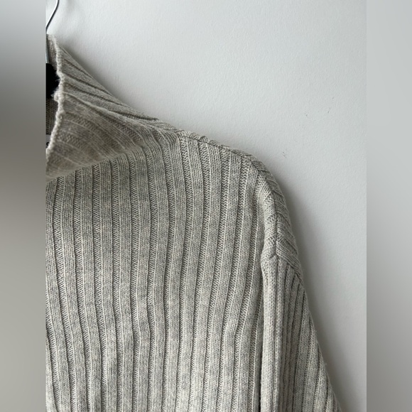 Frank + Oak grey
Wool blend  ribbed cropped oversized sweater - Picture 3 of 12